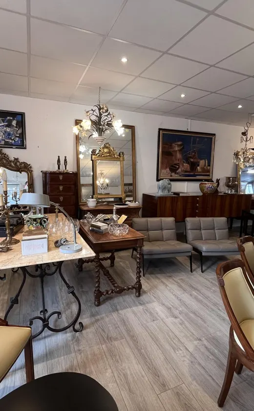 Meubles anciens et objets de valeur mis de côté avant un débarras