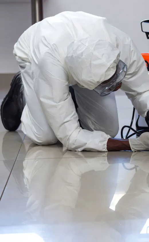 Technicien en combinaison lors d'une remise en état