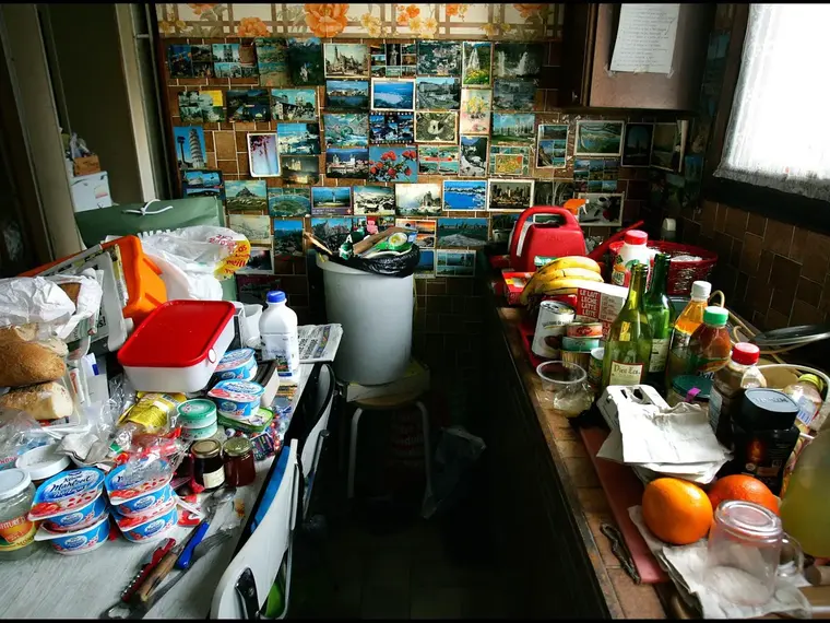 Réserve et cuisine d'un local encombrées avant évacuation
