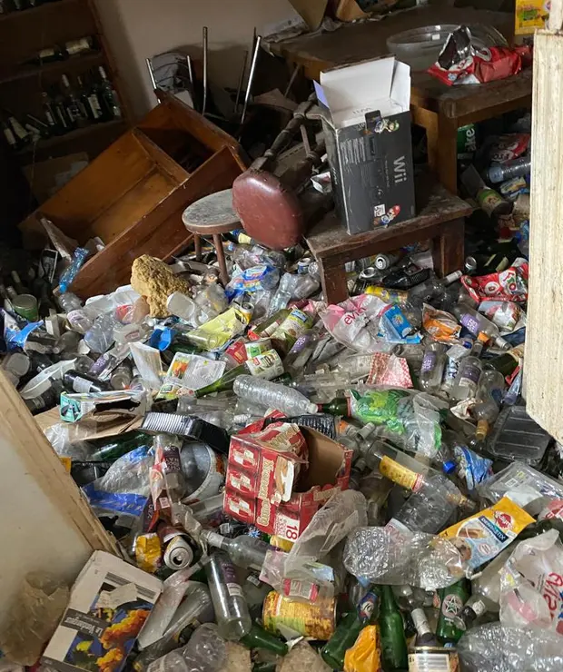 Logement saturé d'objets et de déchets accumulés