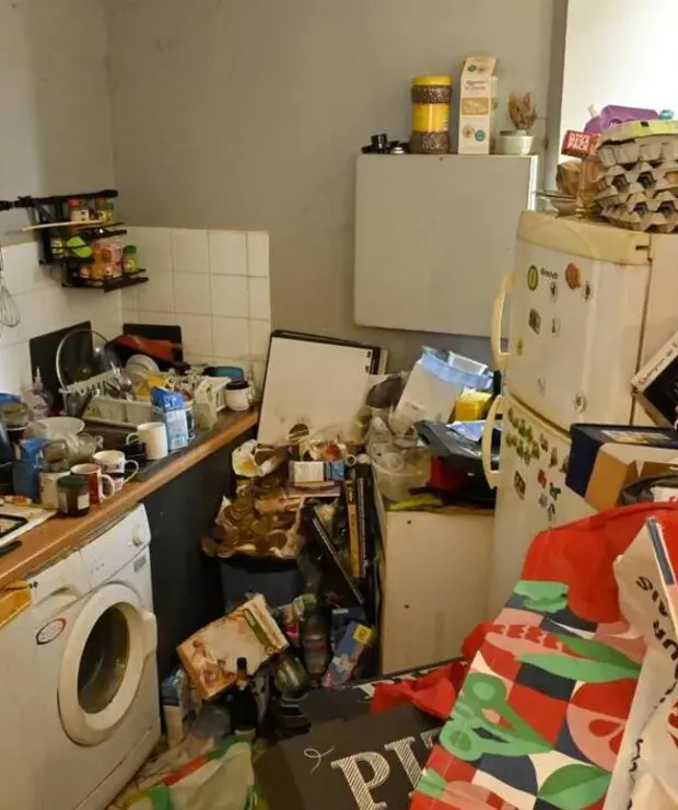 Cuisine d'un logement encombrée avant remise en état