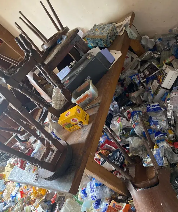 Pièce d'une maison de famille encombrée avant un débarras de succession